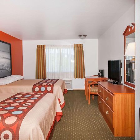 Super 8 By Wyndham Cloverdale Wine Country Bagian luar foto