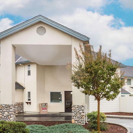 Super 8 By Wyndham Cloverdale Wine Country Bagian luar foto