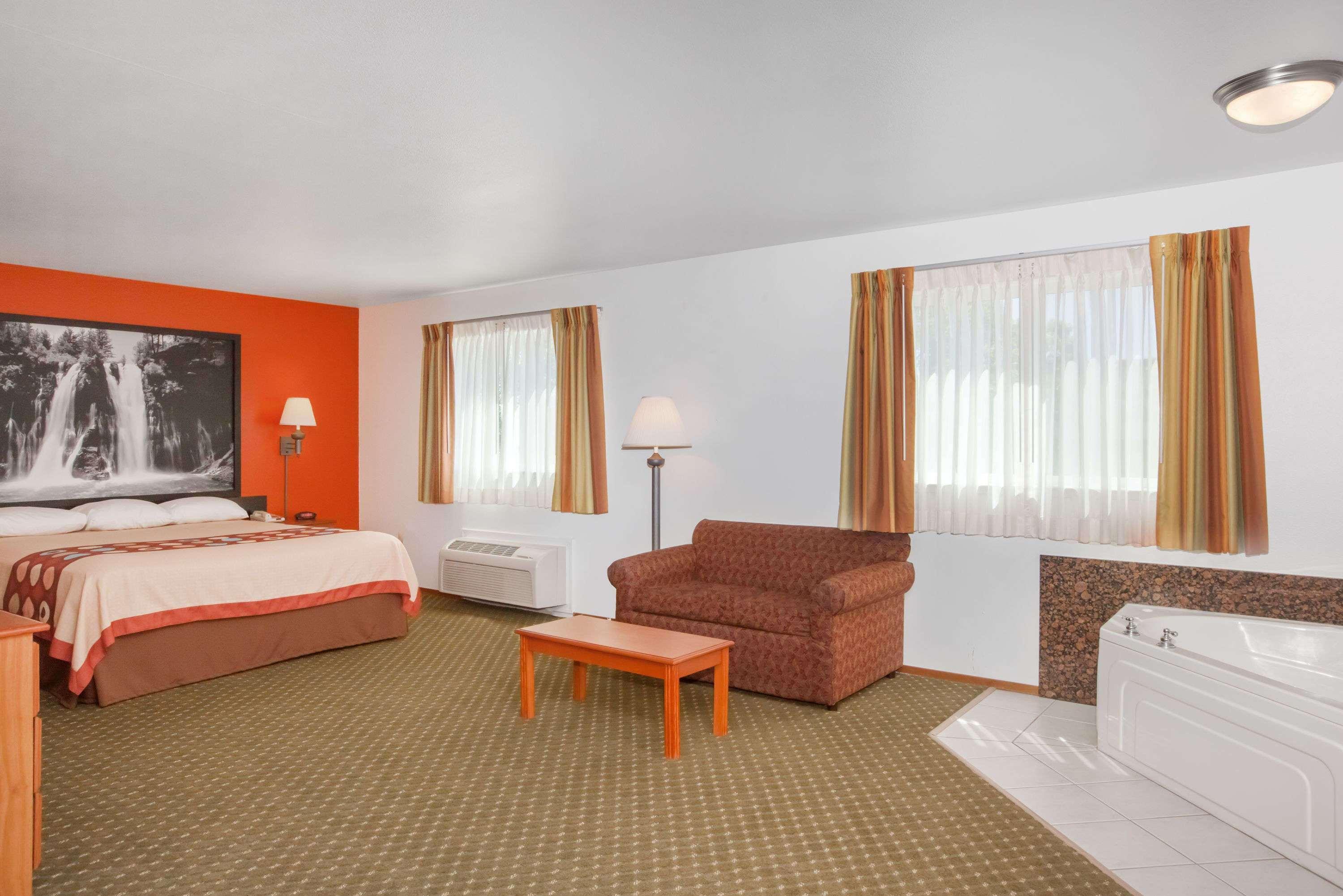 Super 8 By Wyndham Cloverdale Wine Country Bagian luar foto