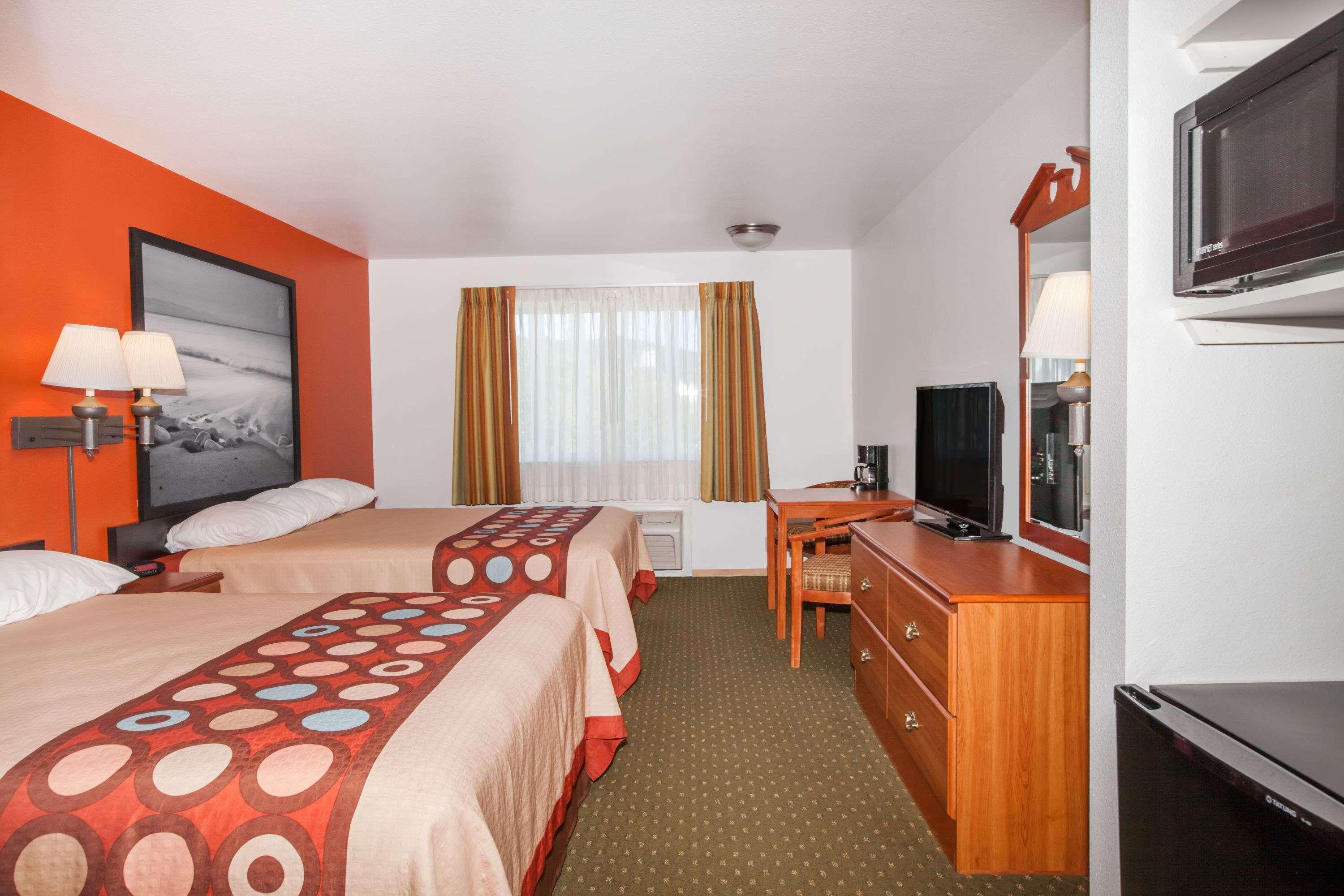 Super 8 By Wyndham Cloverdale Wine Country Bagian luar foto