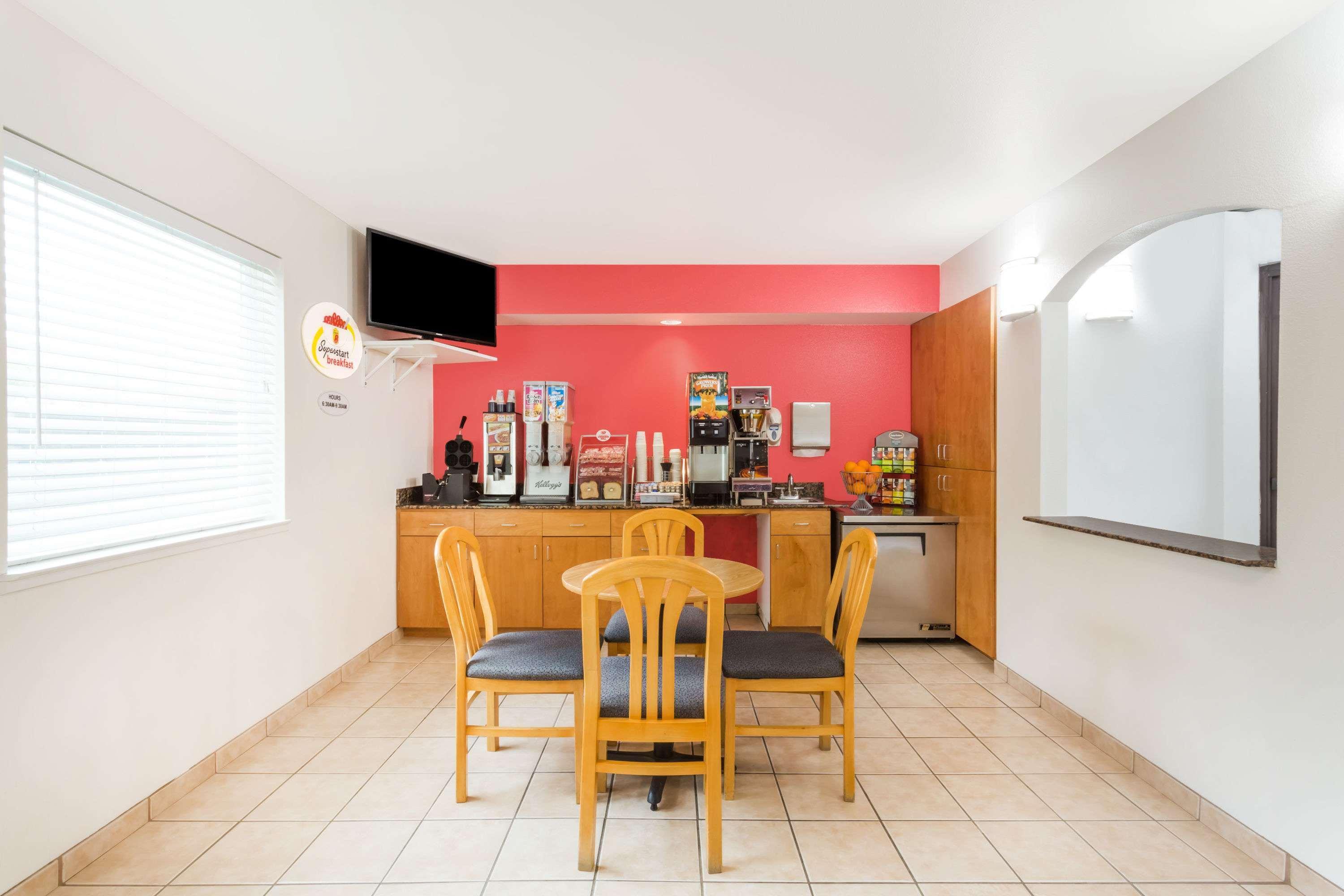 Super 8 By Wyndham Cloverdale Wine Country Bagian luar foto