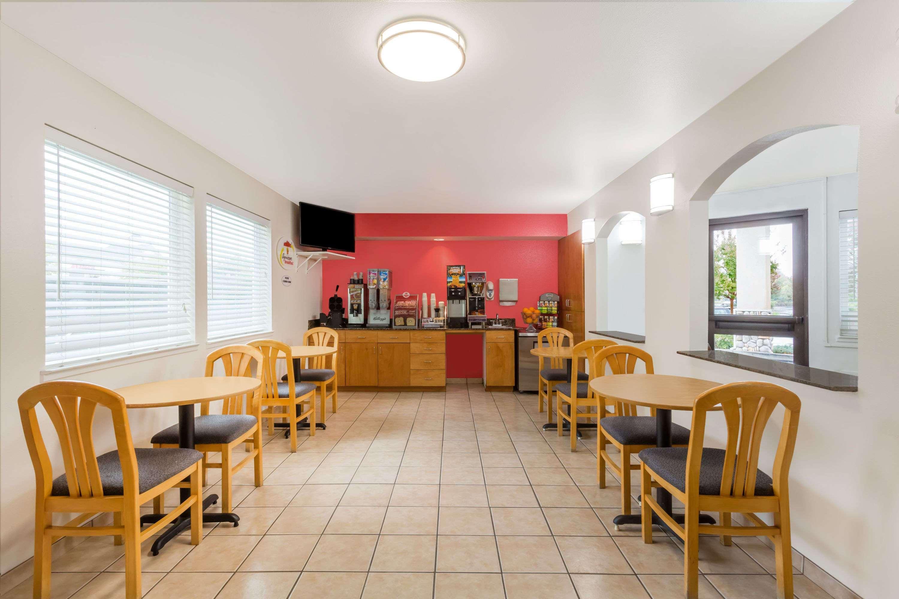 Super 8 By Wyndham Cloverdale Wine Country Bagian luar foto