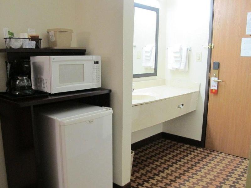 Super 8 By Wyndham Cloverdale Wine Country Bagian luar foto