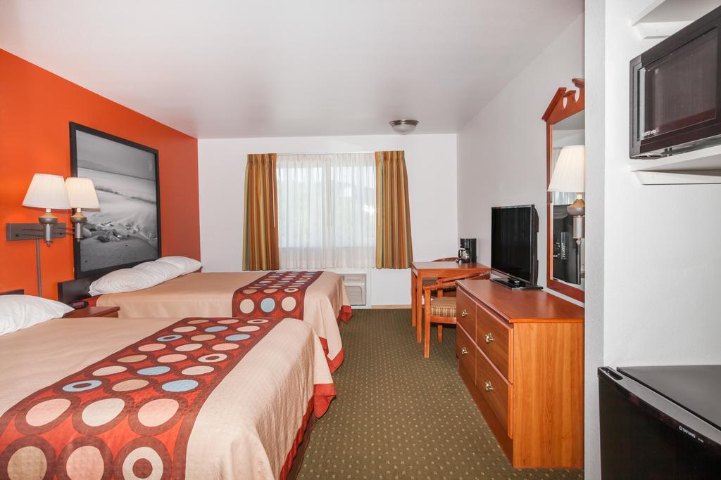 Super 8 By Wyndham Cloverdale Wine Country Bagian luar foto
