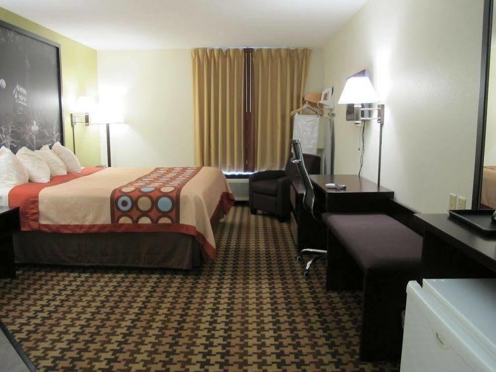 Super 8 By Wyndham Cloverdale Wine Country Bagian luar foto