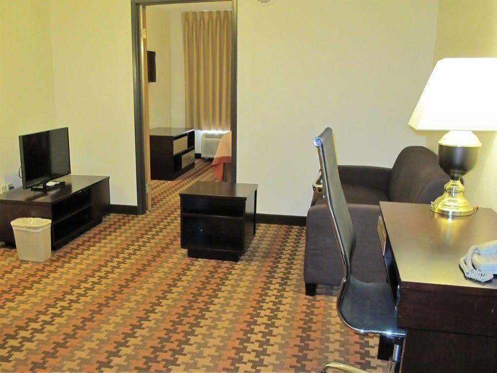 Super 8 By Wyndham Cloverdale Wine Country Bagian luar foto