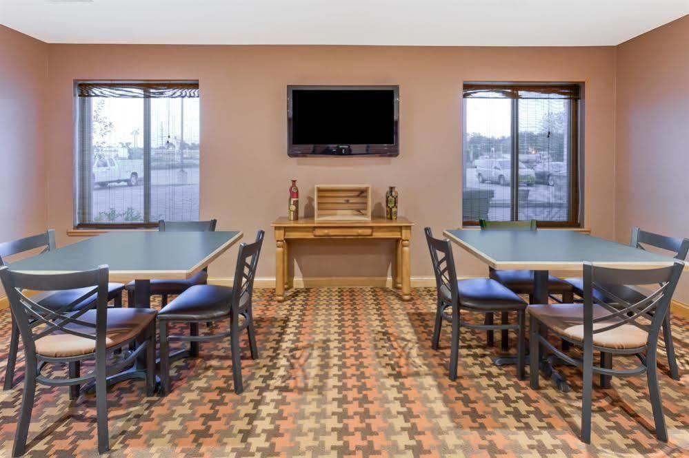 Super 8 By Wyndham Cloverdale Wine Country Bagian luar foto