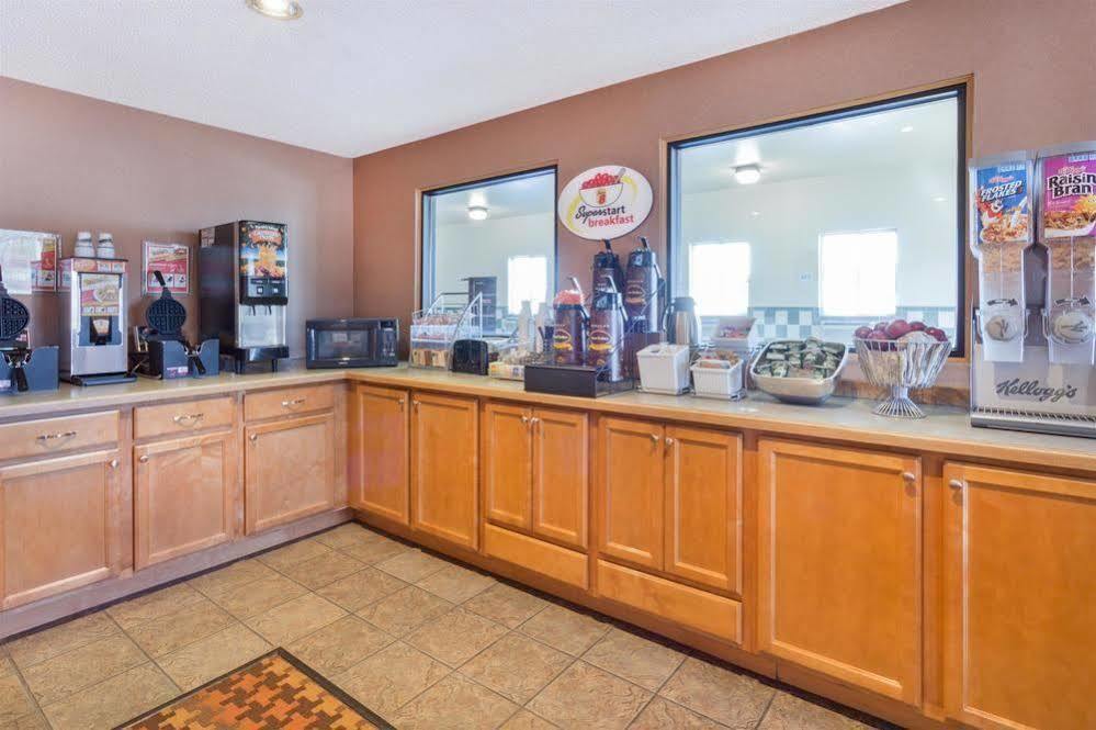 Super 8 By Wyndham Cloverdale Wine Country Bagian luar foto